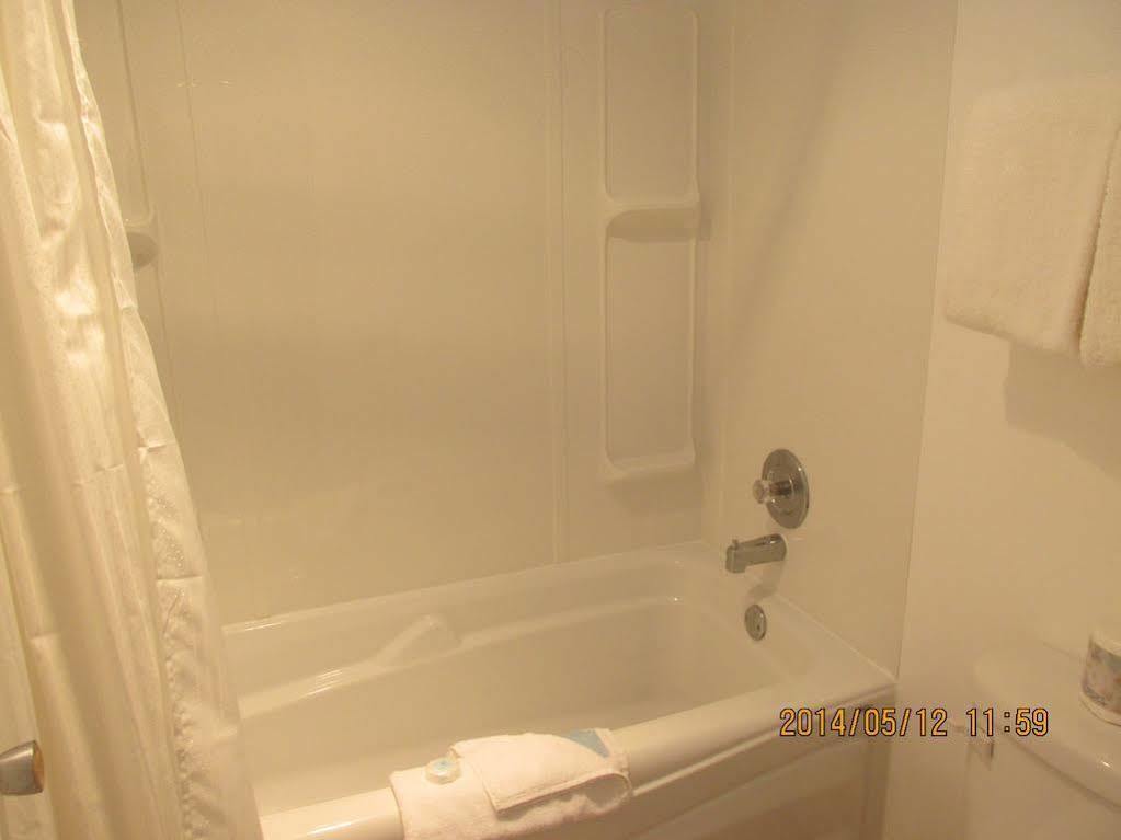 Westwood Motel 100 Mile House Экстерьер фото